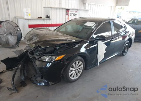 2020 Toyota Camry Le z USA, uszkodzony, nr VIN 4T1C11AK6LU876645